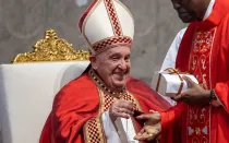 El Papa Francisco celebra la Misa por la Solemnidad de los Santos Apóstoles Pedro y Pablo el 29 de junio de 2024.