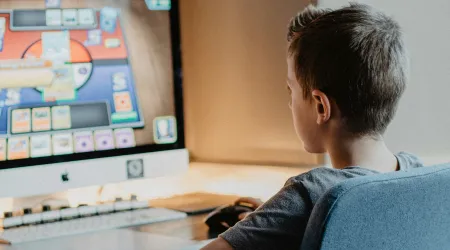 Niño y laptop, Unsplash